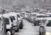 DEVASTATING Storm Plunges U.S. – 10,000 Flights CANCELLED! Traffic jam with cars covered in heavy snow during a snowstorm