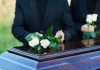 Oscar Winner’s Daughter DIES Alone – Tragic Cause Revealed People placing white roses on a casket.