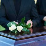 Oscar Winner’s Daughter DIES Alone – Tragic Cause Revealed People placing white roses on a casket.