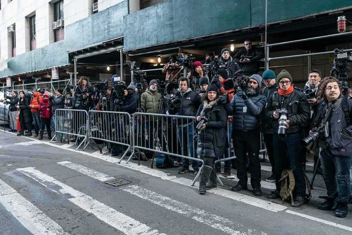shutterstock_2282589799 crowd of photographers behind barricades on a city street